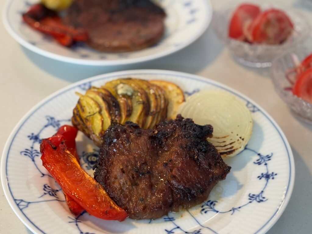 味噌カツにグリル野菜を添えた写真