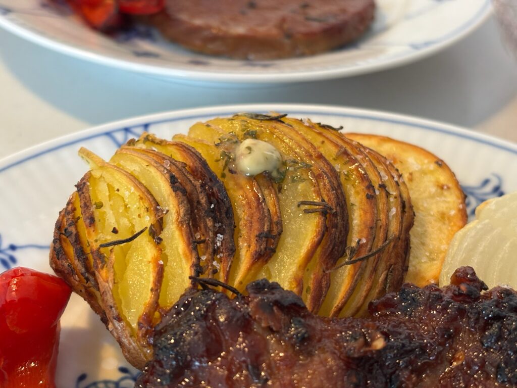 グリル野菜にはハッセルバックポテトを添えて
