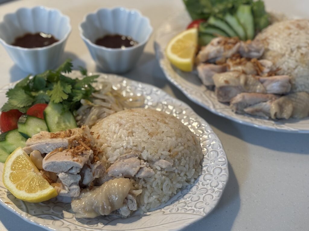 盛り付けたカオマンガイとチリソース、野菜のワンプレート(2人分)