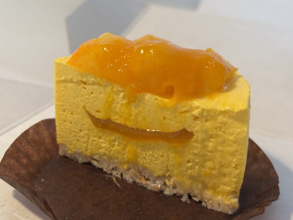 ケーキの横からの断面写真(断面からジュレ・グラノーラ生地が見える)