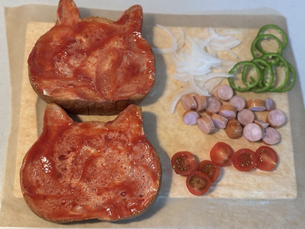 下ごしらえ中のピザトーストと具材