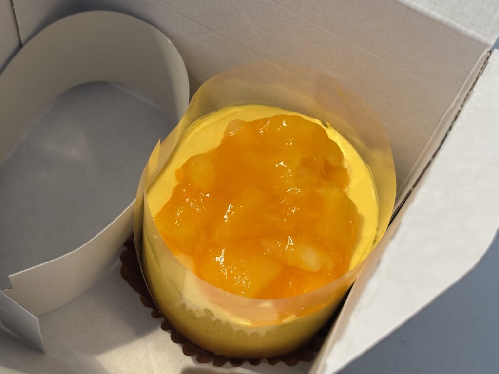 マンゴームースケーキが箱に入っている様子