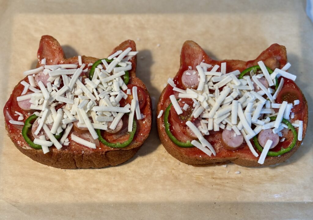 焼く前のピザトースト(チーズのせ済)