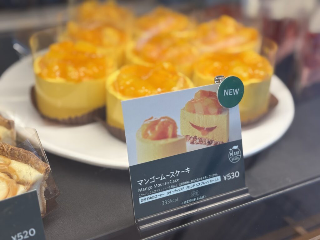 ショーケース内のマンゴームースケーキと商品カード