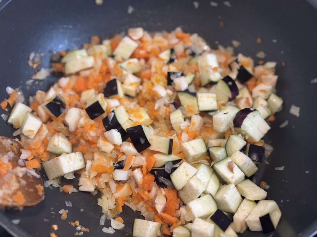 野菜を炒めている途中のフライパン
