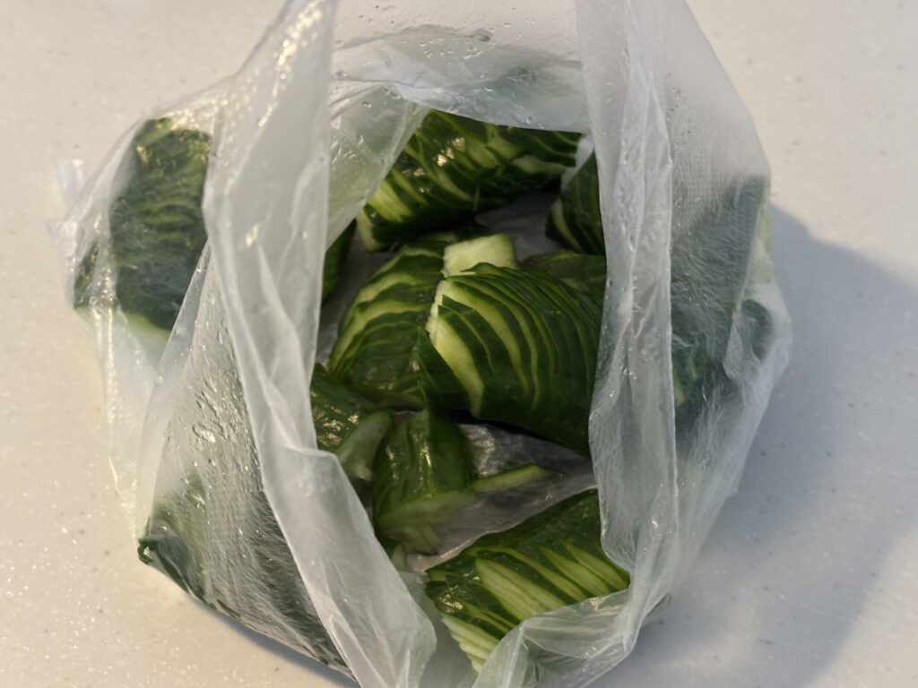 蛇腹切りしたきゅうりを袋に入れた状態の写真