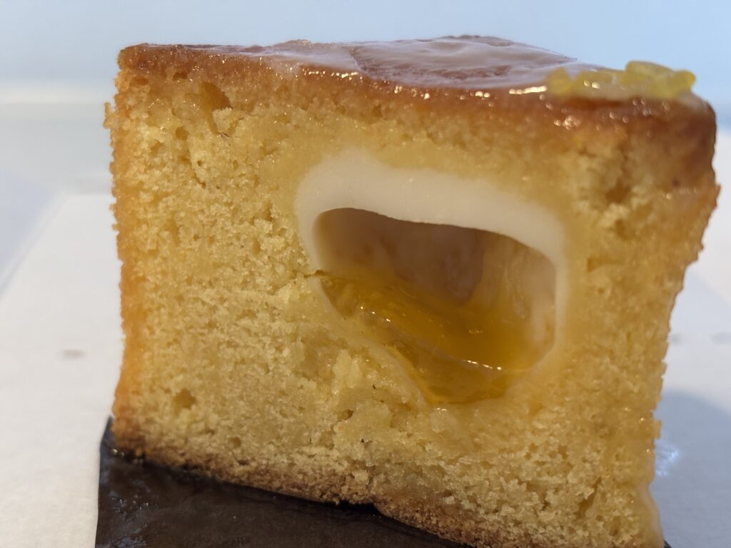 ケーキの断面のアップ(ジュレとクリームチーズが見える様子)