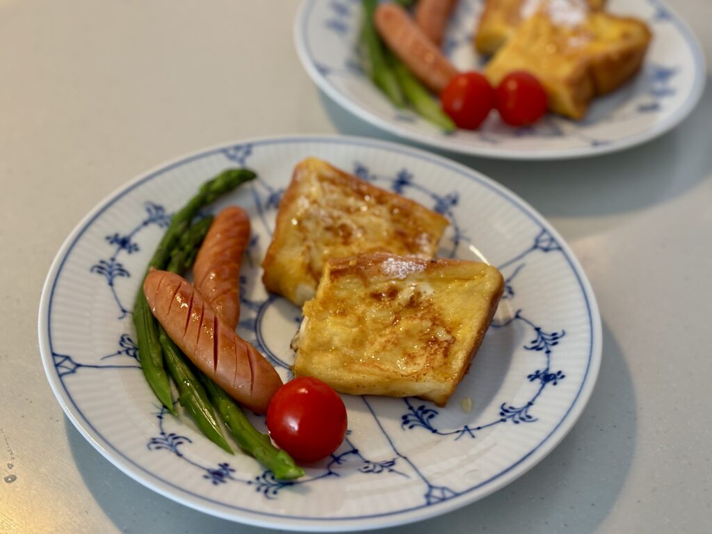 フレンチトーストにアスパラとウインナーを添えた朝食プレート
