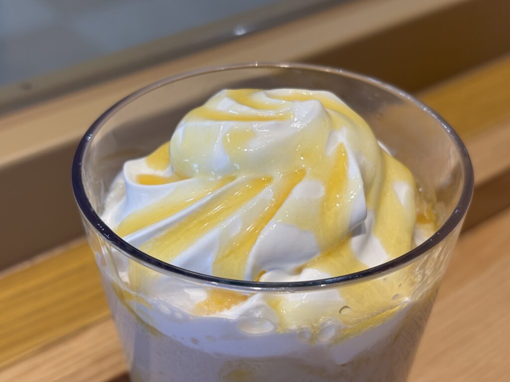 マンゴーソースがかかったフラペチーノのアップ