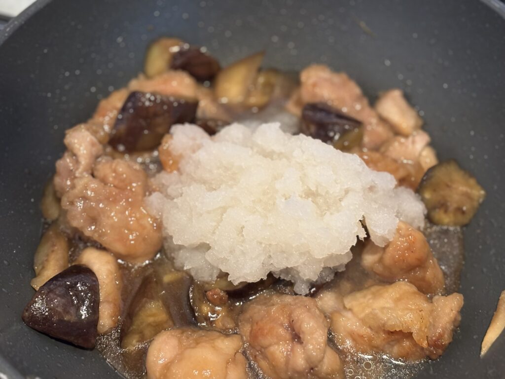仕上げに大根おろしをたっぷり加えたところ。全体がさっぱりとした印象に仕上がる直前。