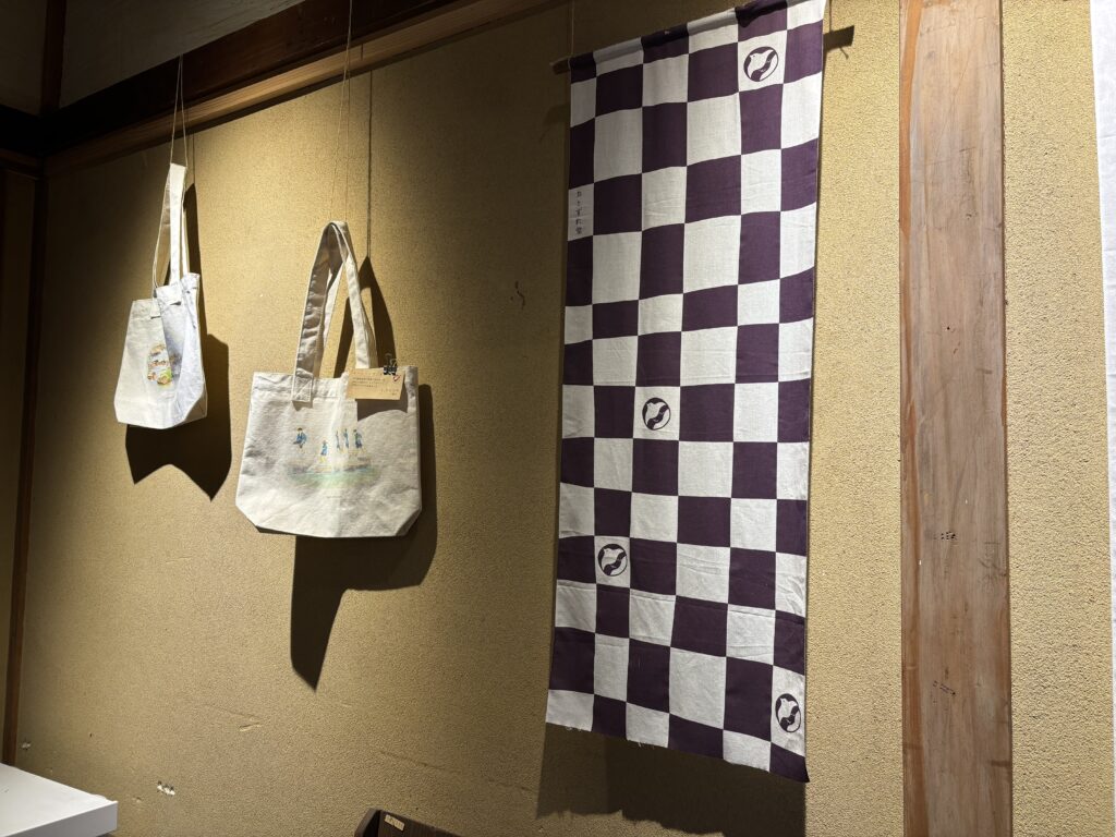 おとずれ堂の店内、おしゃれなお土産が並んでいる