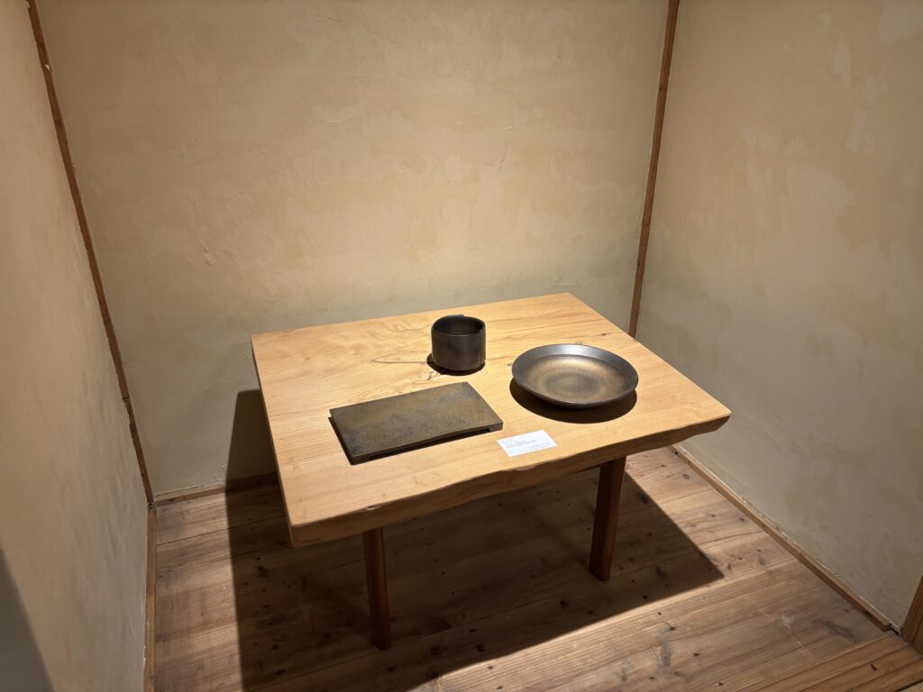 陶器作品が丁寧に展示されている様子②