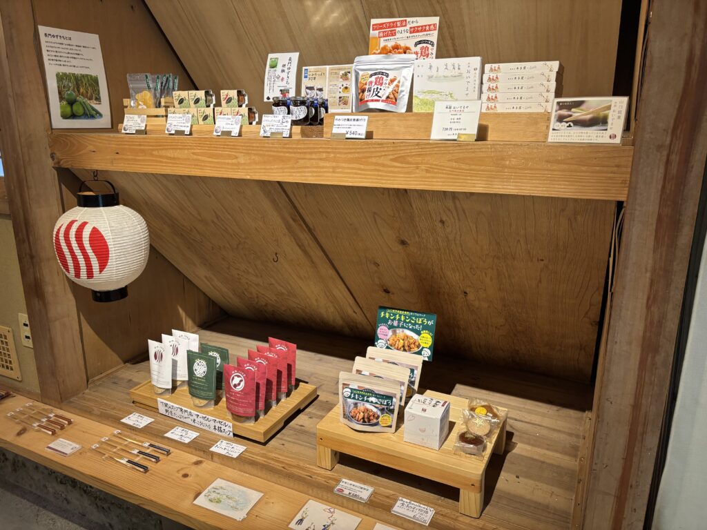 おとずれ堂に並ぶお土産の写真