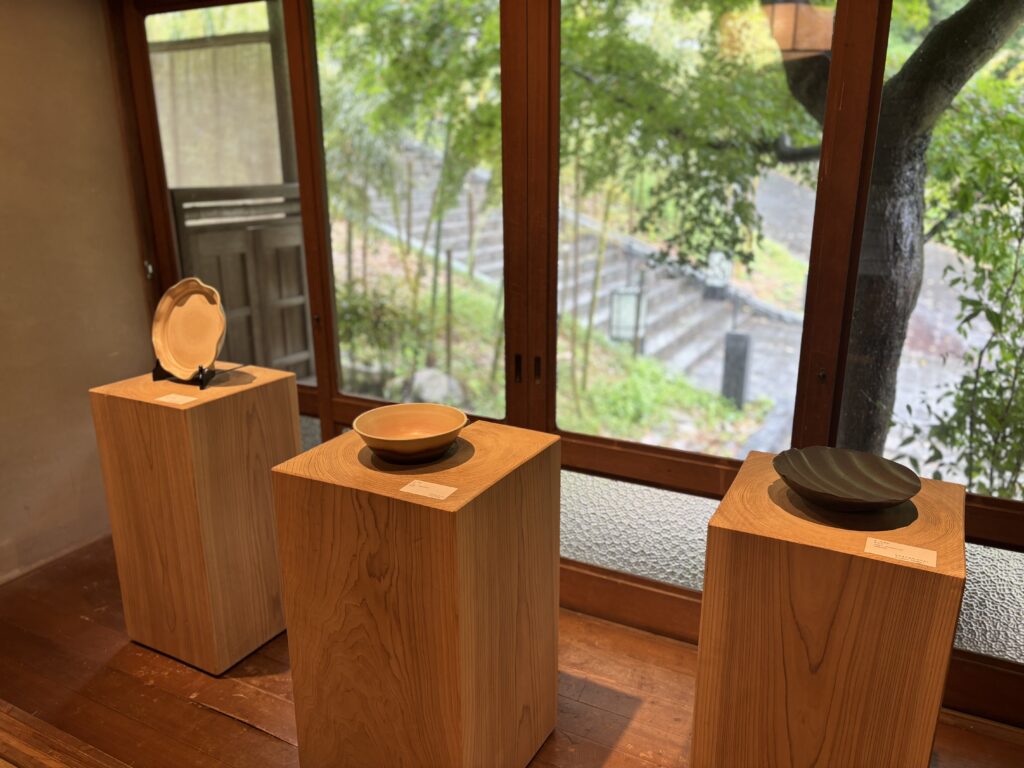 陶器作品が丁寧に展示されている様子①