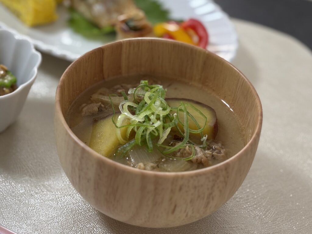 さつまいもと豚肉の味噌汁を木の器に盛った和風スープ。ユキヒラ鍋レシピの仕上がり