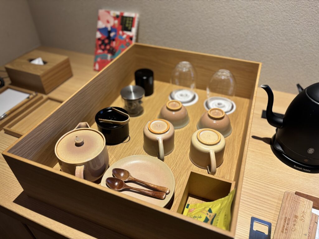 客室に備えられた萩焼の茶器セット