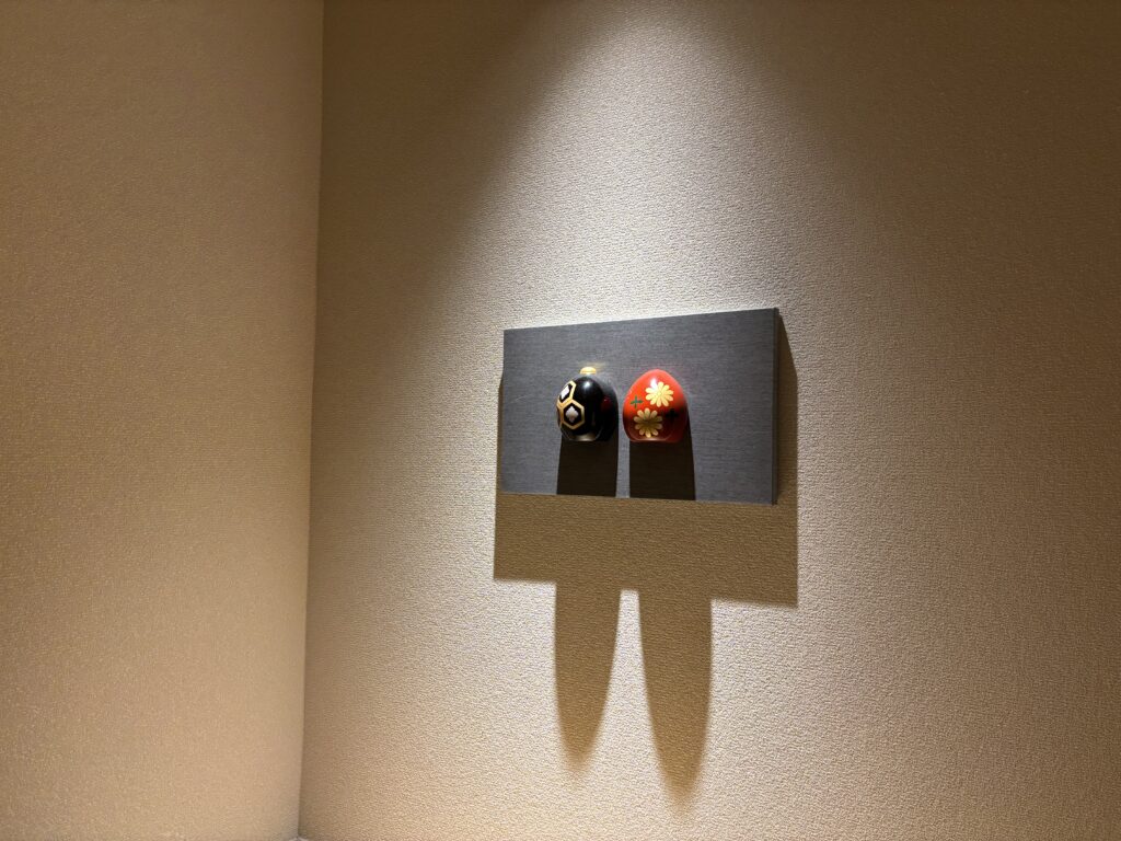 部屋の入り口の大内雛