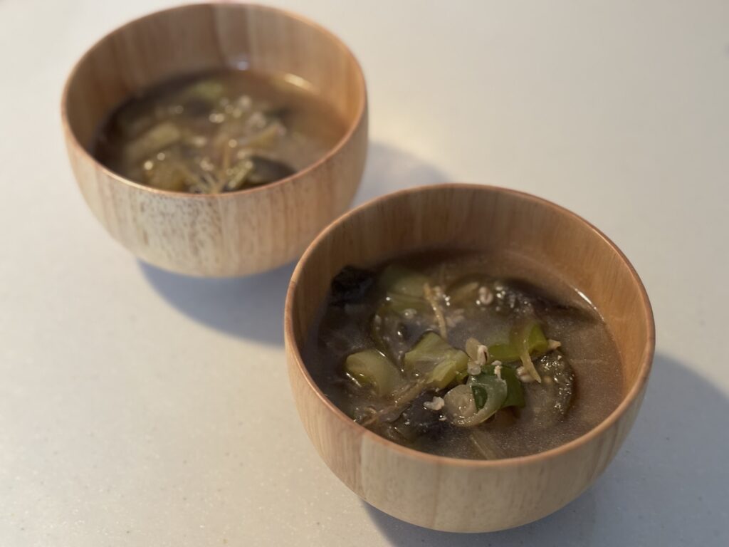 ごぼうの唐揚げとスプラウト、レモンを盛り付けた白い皿。食卓の副菜としての和風メニュー。