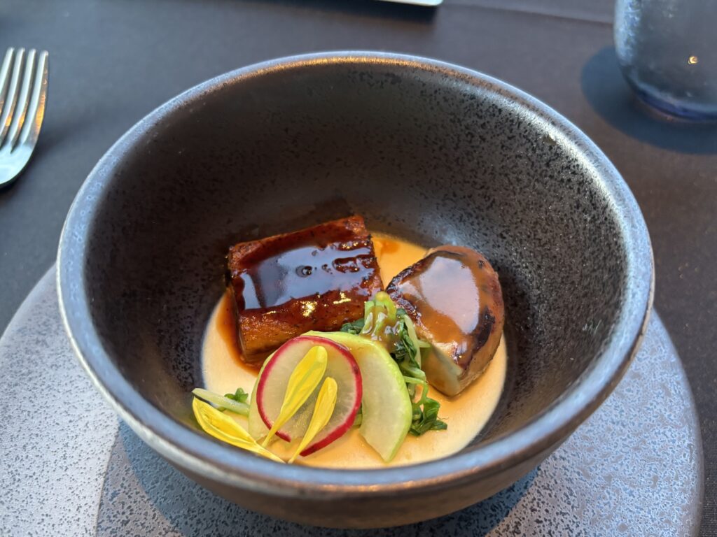 フォアグラとうなぎの前菜「TENQOOの前菜、フォアグラとうなぎのソテー。バルサミコソースがかかり、ラディッシュや食用花が彩りを添える。」