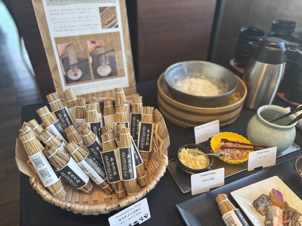 朝食ビュッフェ 和食コーナー④
「ホテルメトロポリタン丸の内の朝食ビュッフェ。藁入り納豆などが並ぶ。」