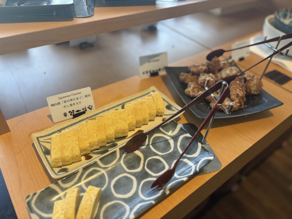 朝食ビュッフェ 和食コーナー③
「ホテルメトロポリタン丸の内の朝食ビュッフェ。卵焼き、唐揚げなどが並ぶ。」