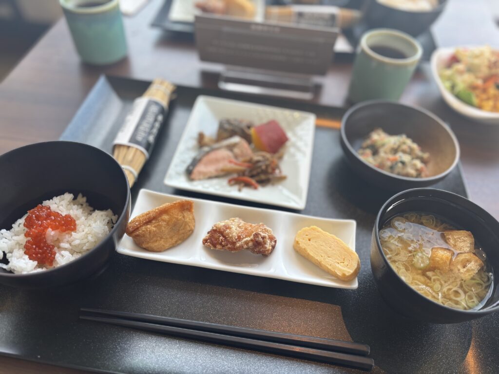 和朝食セット「いくらご飯、いなり寿司、唐揚げ、だし巻き卵、焼き鮭、味噌汁などを盛り付けた和朝食プレート。」