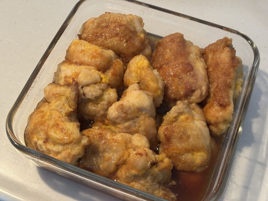 調理後の写真。黄金色に揚がったチキン南蛮が保存容器に並んでいる様子。