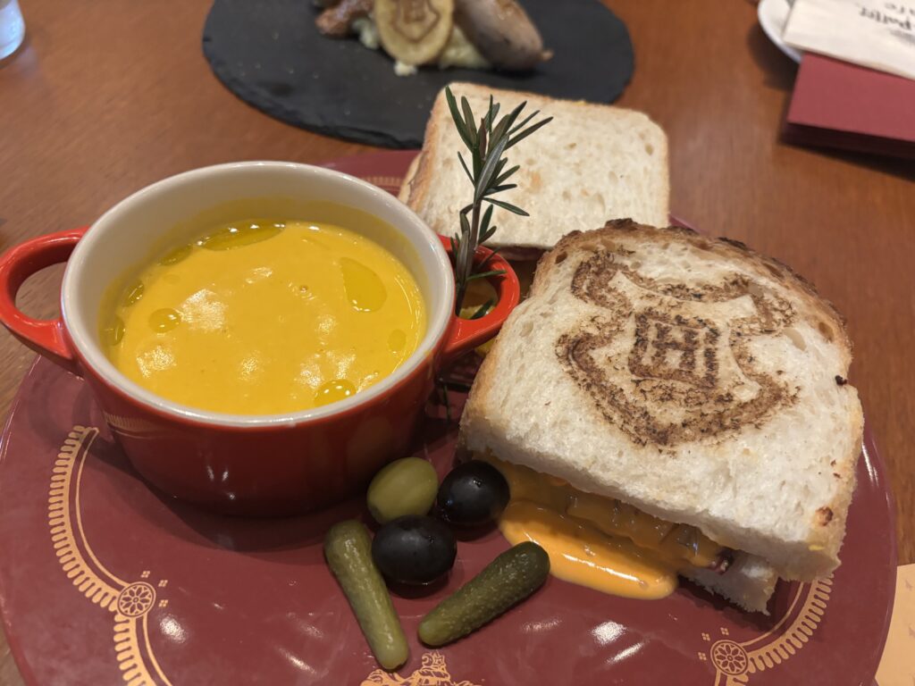 赤坂ハリーポッターカフェのグリフィンドール風チーズトースティー、赤いプレートにスープと添え野菜