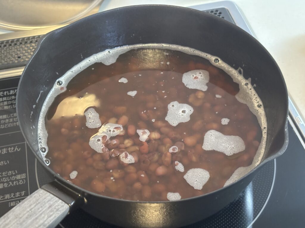 バーミキュラ雪平鍋で小豆を水から煮ている様子、表面に泡が浮かんでいる