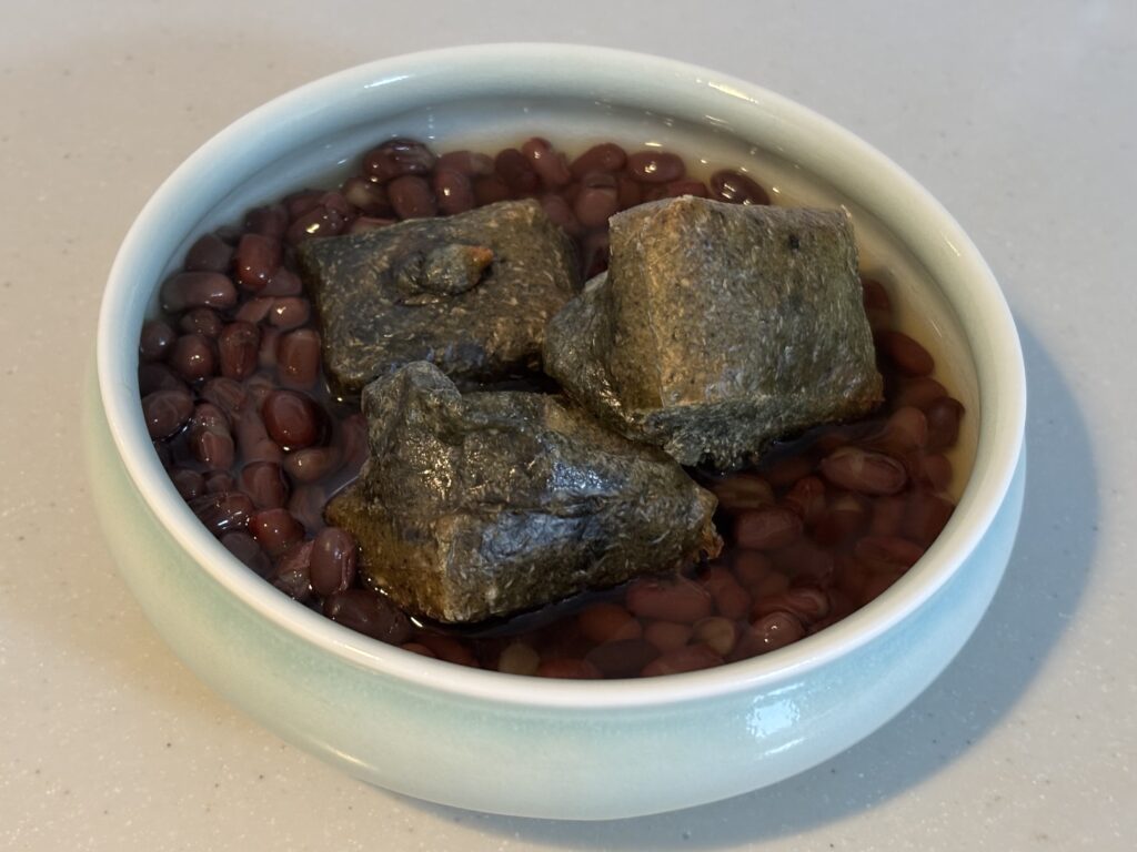炊き上げた小豆に焼き玄米もちを加えたぜんざいの完成品