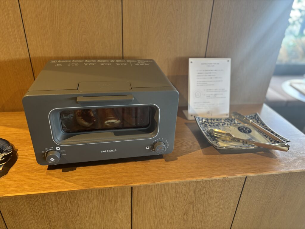 MARUBUNのイートインスペース。店内のトースターの写真。このトースターでリベイクができる。