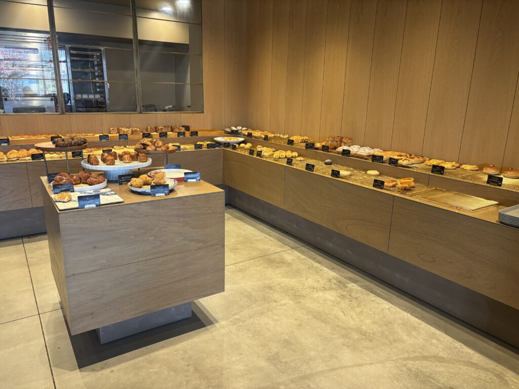 MARUBUNのパンコーナー。たくさんの種類のパンが並んでいるう様子が分かる写真。