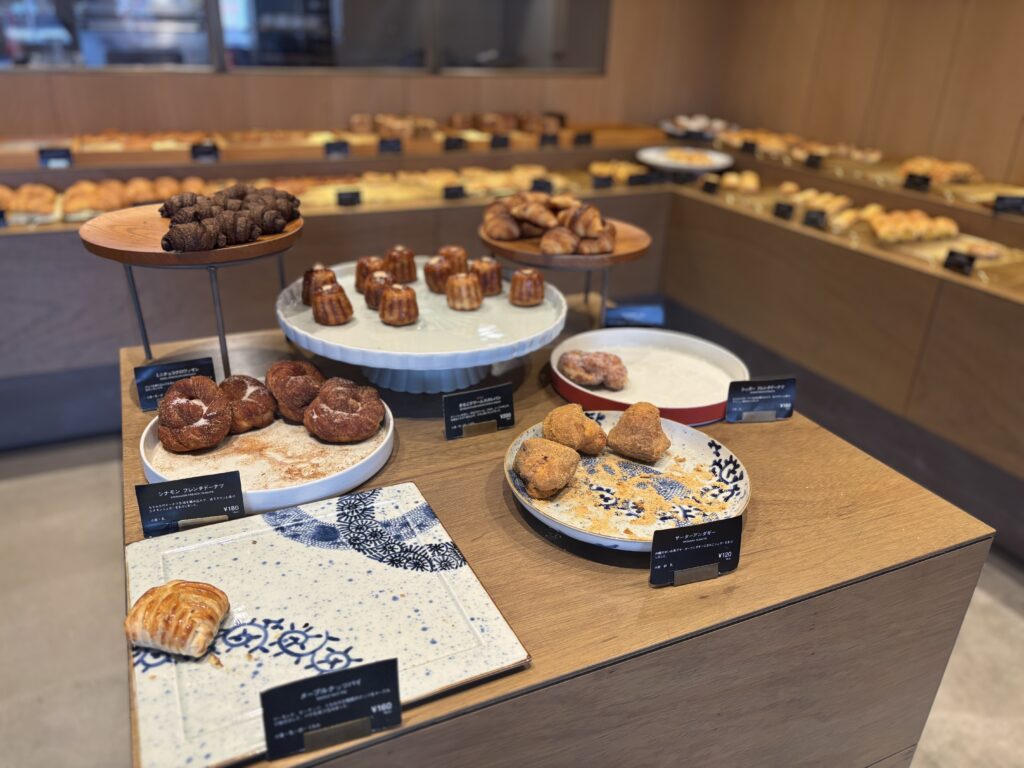 MARUBUNベーカリーに美味しそうなパンが並んでいる様子。有田焼に盛り付けられている。