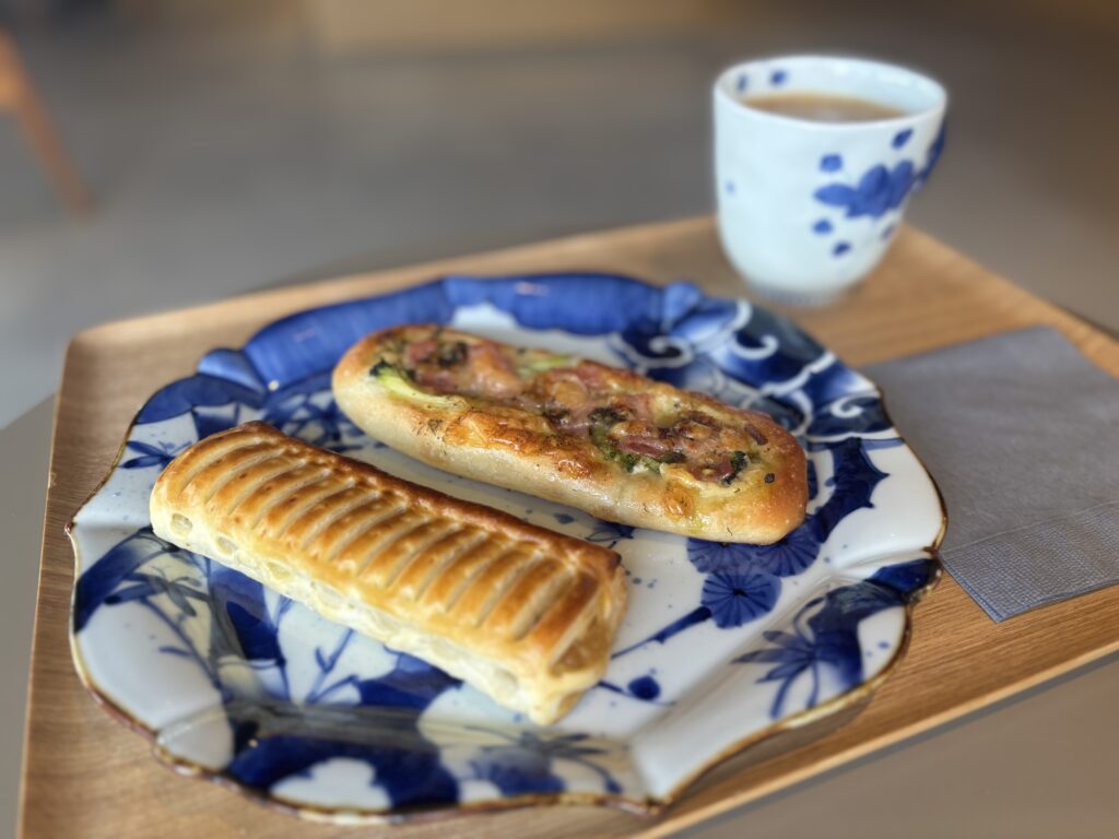 有田焼のプレートにのったガーリックパンとデニッシュパンが映える一皿