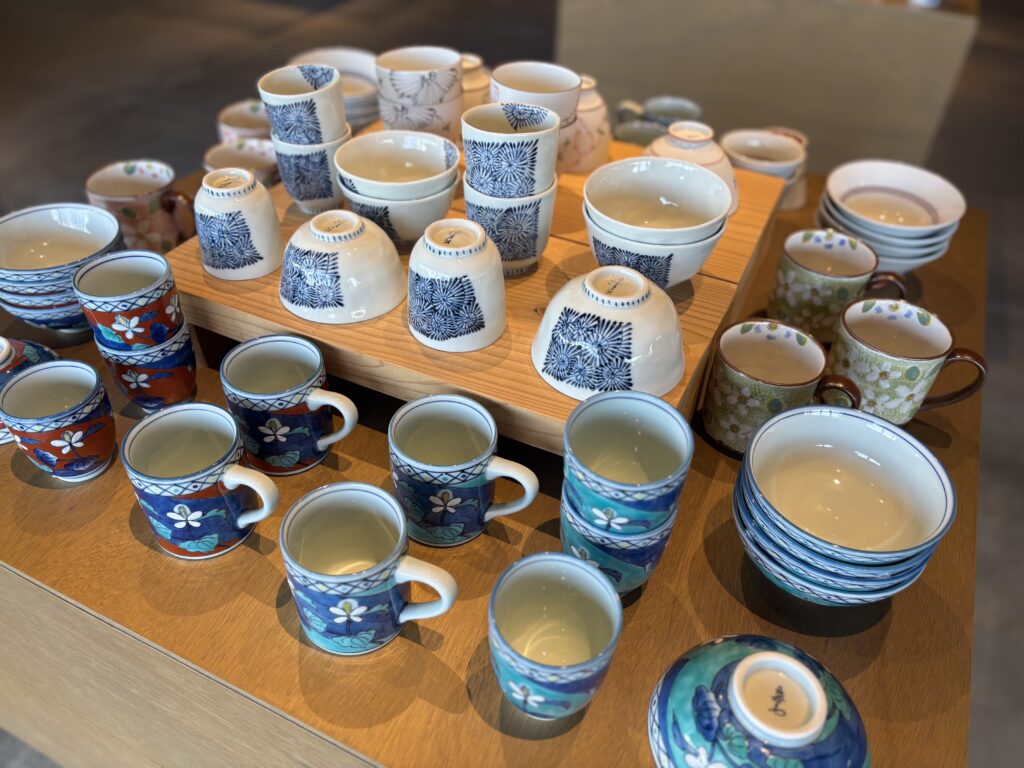 MARUBUNの有田焼販売エリア。有田焼のコップと茶碗が多く並んでいる写真。