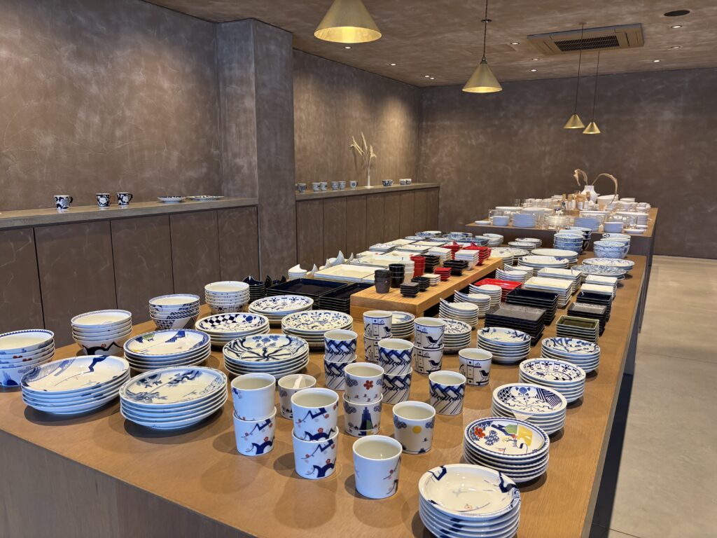 MARUBUNの有田焼販売エリア。有田焼が並ぶ風景の写真。