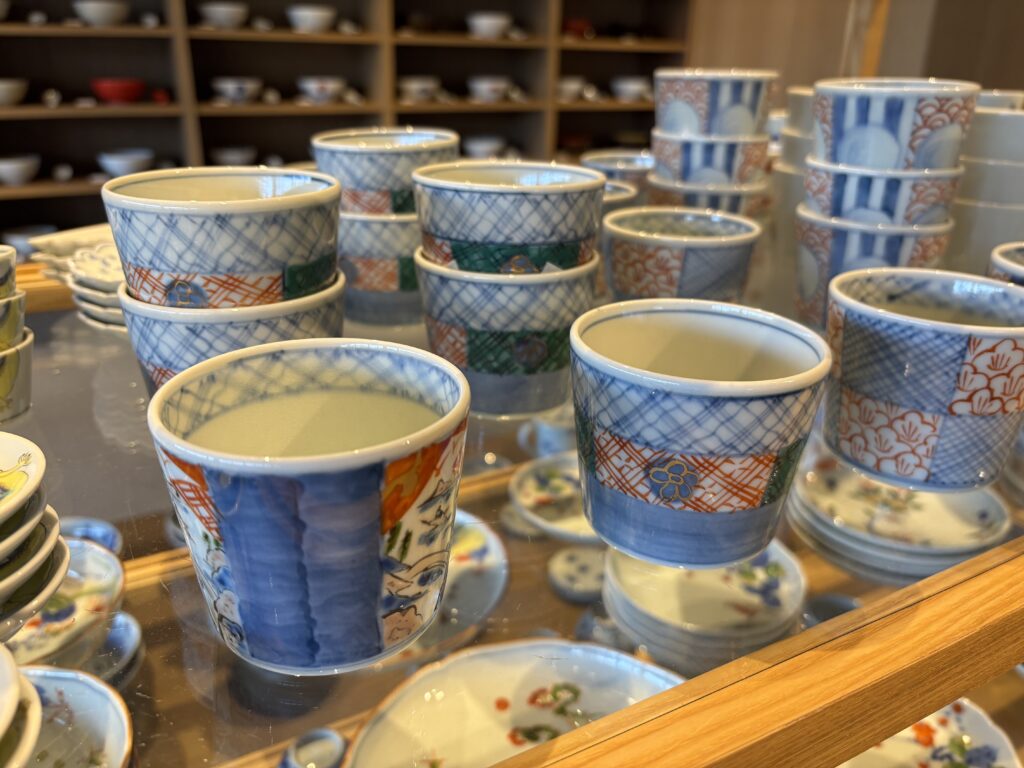 MARUBUNの有田焼販売エリア。有田焼の蕎麦つゆ入れが多く並んでいる写真。