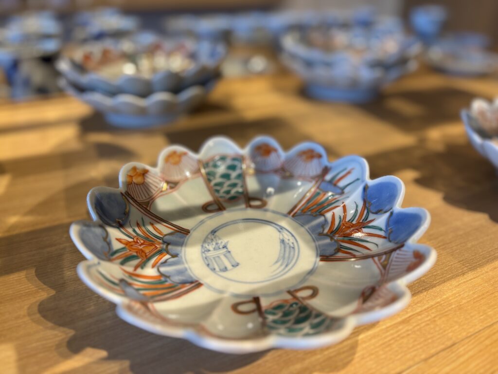 MARUBUNの有田焼販売エリア。曲線と絵柄が美しい有田焼の煮物碗の写真。