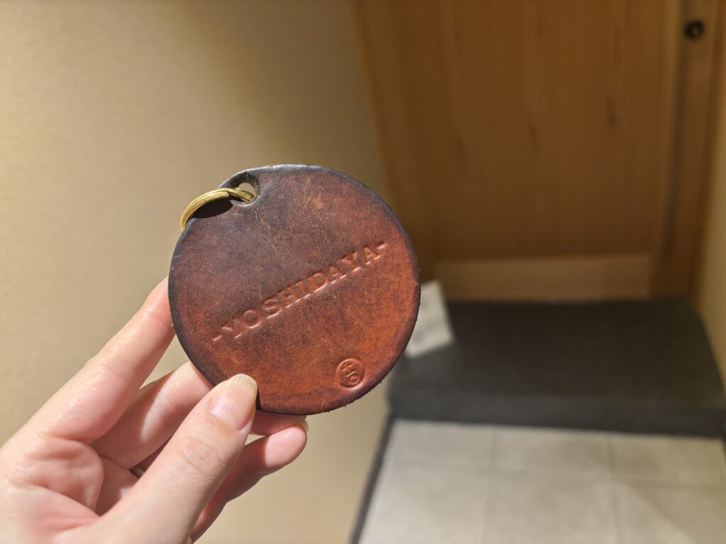 革製のルームキー。嬉野温泉 吉田屋の革製ルームキー。味わいのあるレザーに刻印された YOSHIDAYA のロゴが上質感を演出。