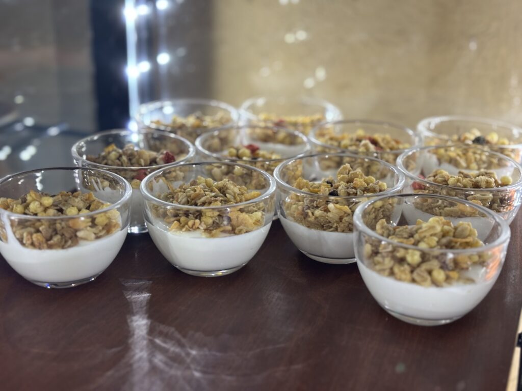 ラウンジのヨーグルト（グラノーラのせ）嬉野温泉 吉田屋ラウンジで提供される朝のヨーグルト。グラノーラがたっぷりのったふわっと軽い味わいの一品。