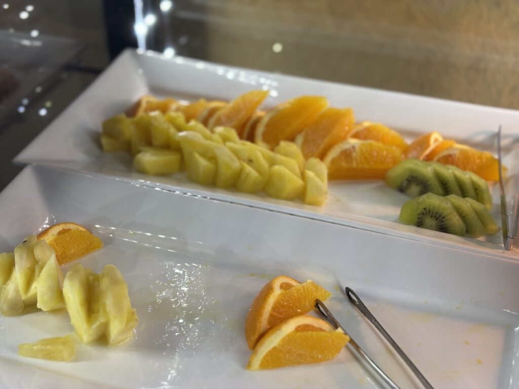 朝のカットフルーツ。吉田屋ラウンジの朝のカットフルーツ。パイン、オレンジ、キウイが並ぶ爽やかなモーニングサービス。
