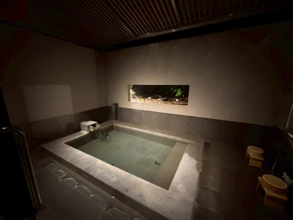貸切風呂「季風湯」の全体図。照明の効果でより一層落ち着く雰囲気の貸切風呂。