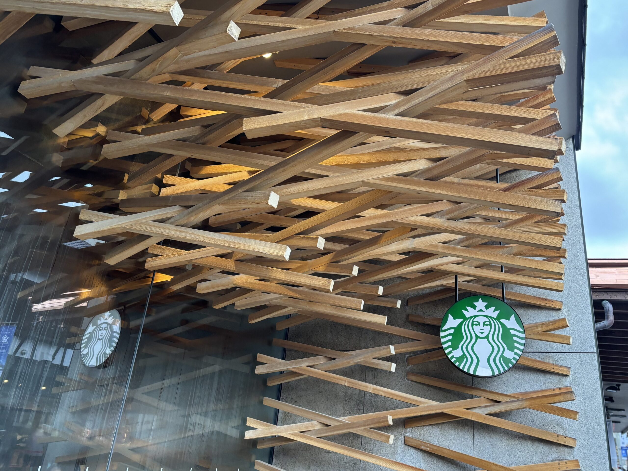 太宰府天満宮スタバ 外観（木組み）太宰府天満宮表参道にあるスターバックスの外観。木材を組み合わせた隈研吾氏デザインの特徴的なファサード。