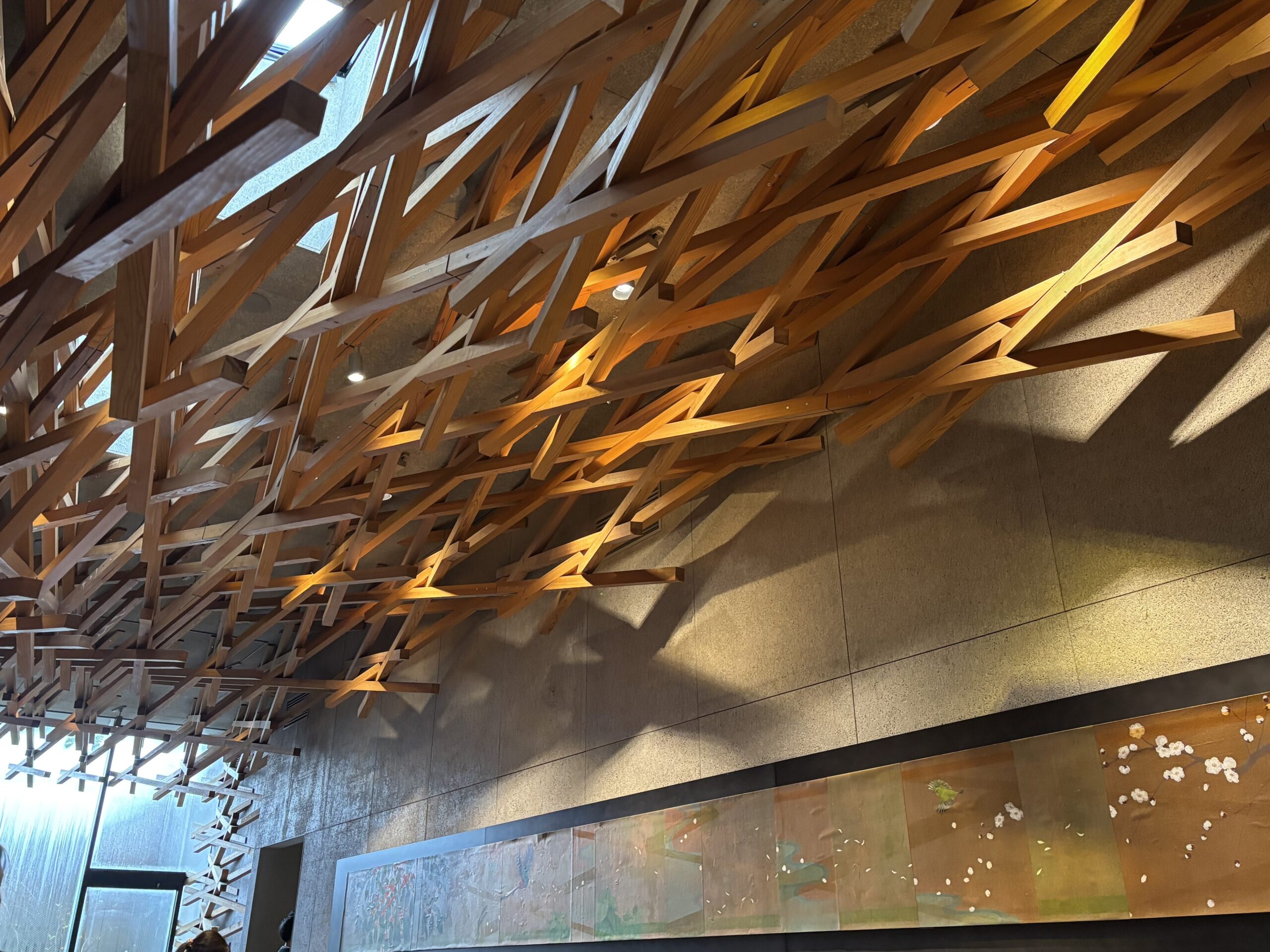 太宰府天満宮スタバ 店内の様子②
太宰府天満宮スターバックスの店内。天井いっぱいに広がる木組みデザイン。