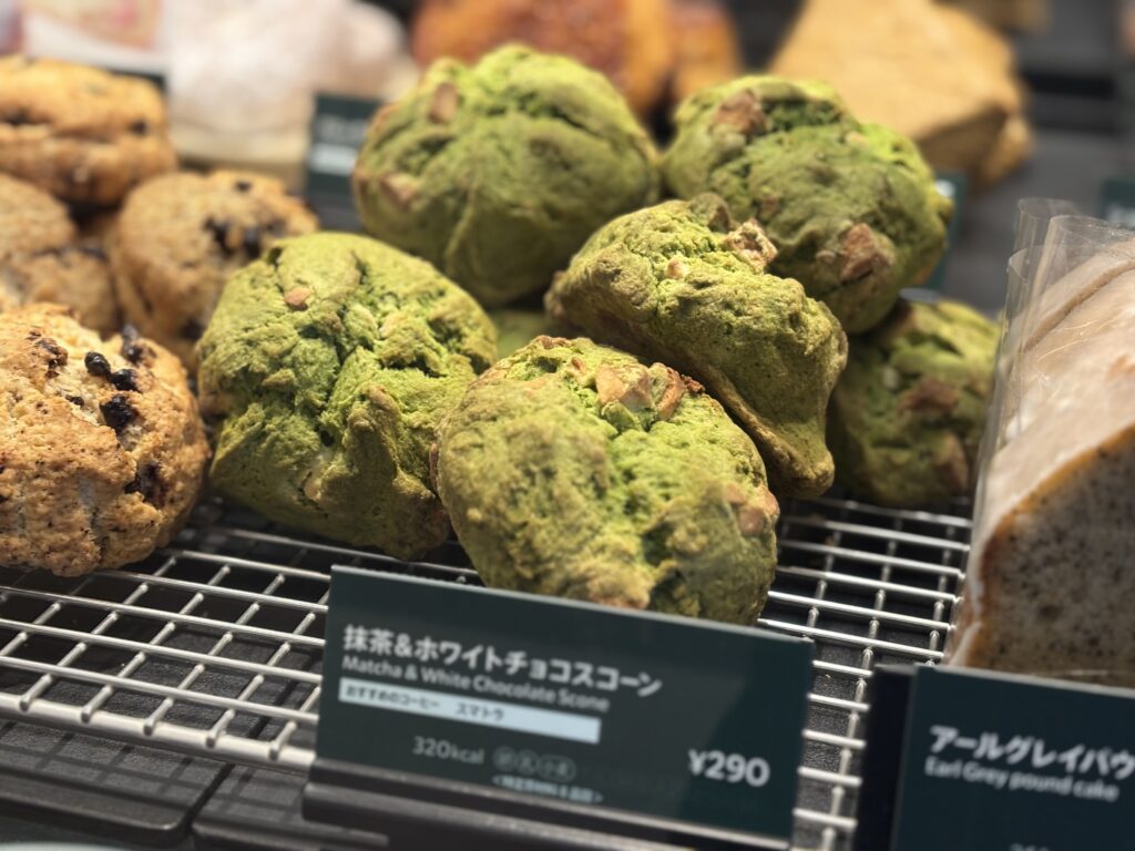 抹茶＆ホワイトチョコスコーンが並ぶショーケースのアップ