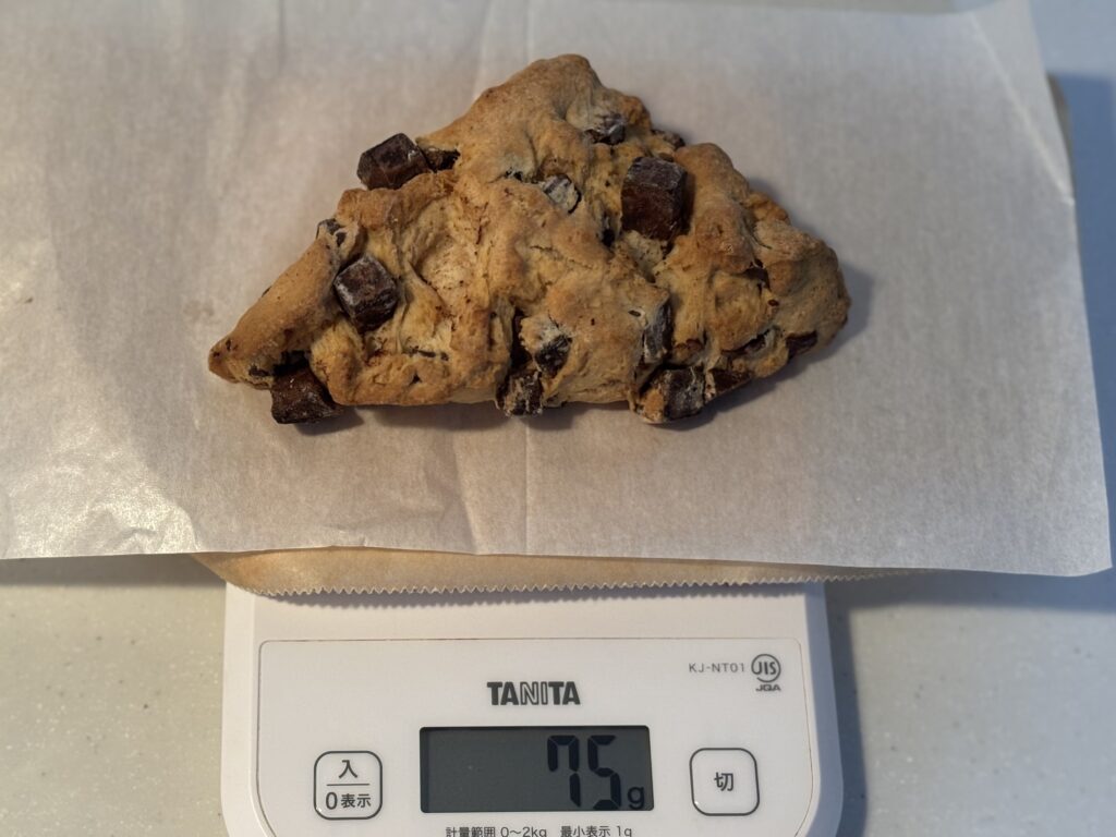 チョコレートチャンクスコーンをキッチンスケールで計量した様子（約75g）
