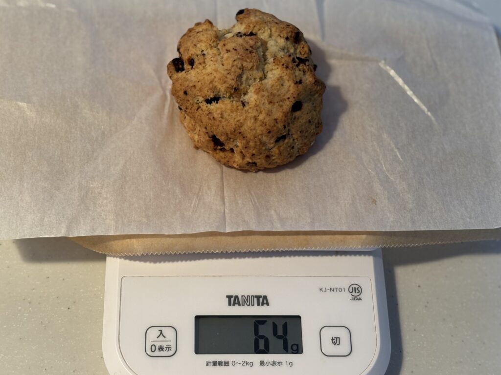 リニューアルされたチョコレートチャンクスコーンを計量した様子（約64g）