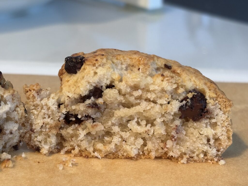（新）チョコレートチャンクスコーンの断面アップ、しっとりした生地と溶けたチョコレートが見える