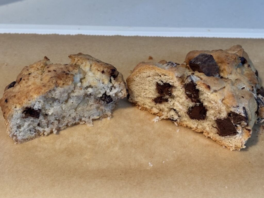 2種類のチョコレートチャンクスコーン断面を並べた比較写真