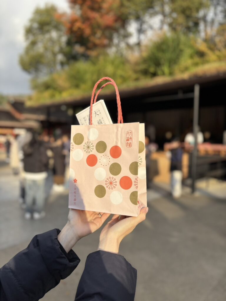 学業祈願でお守りを購入したときのショッピングバッグの写真